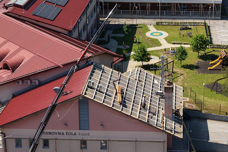 OBNOVA STREHE NA OŠ RAKEK 01FOTO LJUBO VUKELIČ  (1)